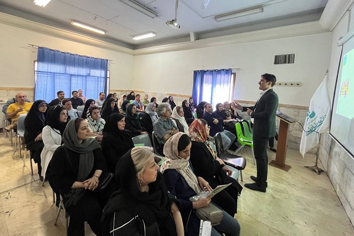آخرین جلسه نشست اولیا و تجلیل از دانش‌ آموزان برتر پایه دهم